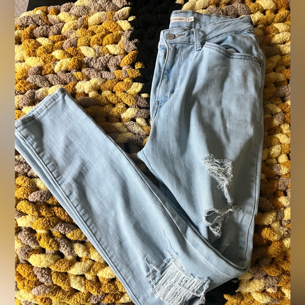 Levi’s High Rise Skinny distressed